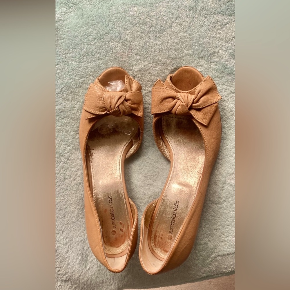 Nude peep toe kitten heels in size   EUR 40 ( from Greece) .